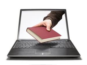 Laptop mit Buch KOSTENPFLICHTIG